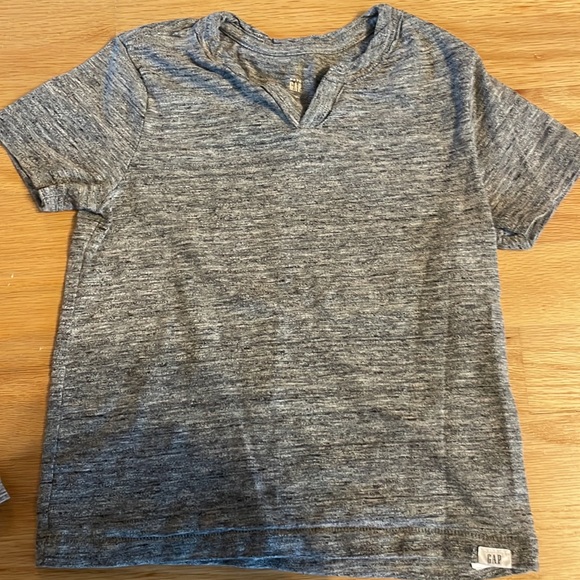 Boys 4 pc lot of basic tees. Trendy everyday styles, size: 3T - Picture 8 of 9